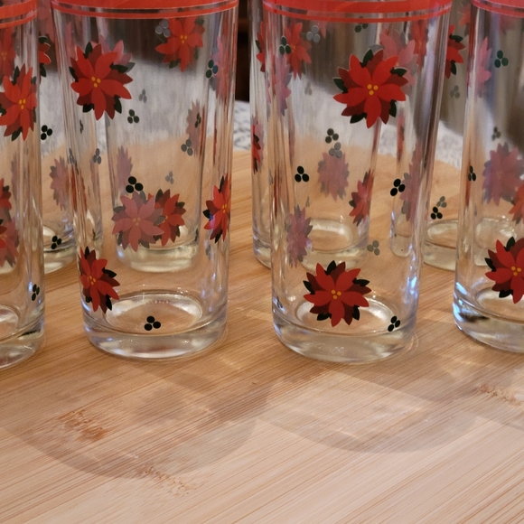 Vintage Poinsettia glasses. Set of 8. - Picture 3 of 3